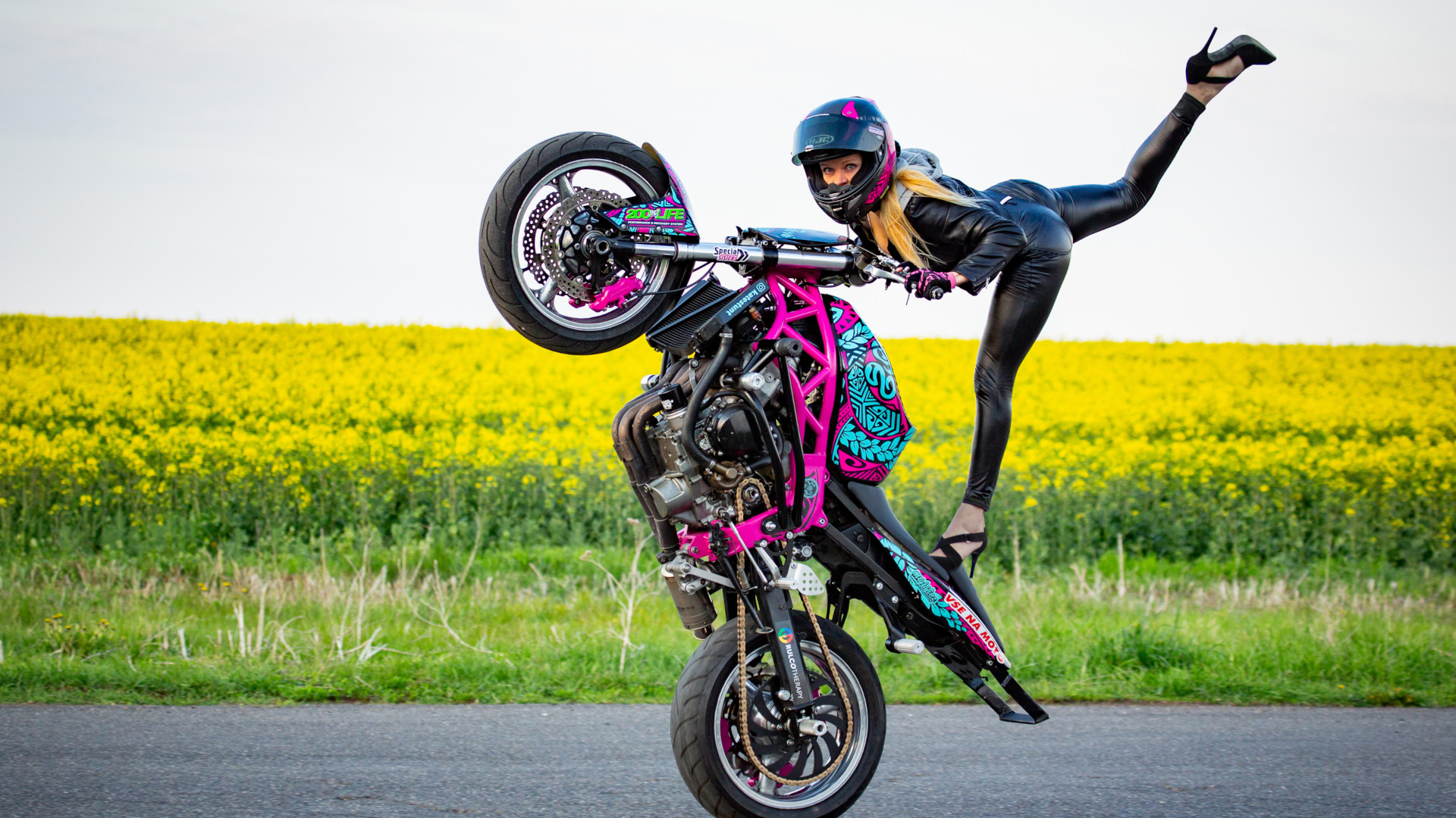 Kateřina Kykalová - kaskadérská jízda na motorce